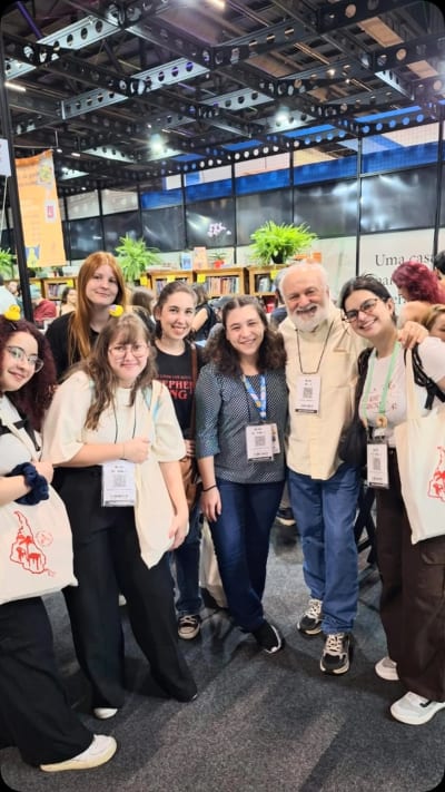 Um sonho realizado 🥹❤️ Ir pra @bienaldolivrosp e conhecer meus amigos: @cherrieswinterbear @dudy.leituras @nagyreads @faynereads…