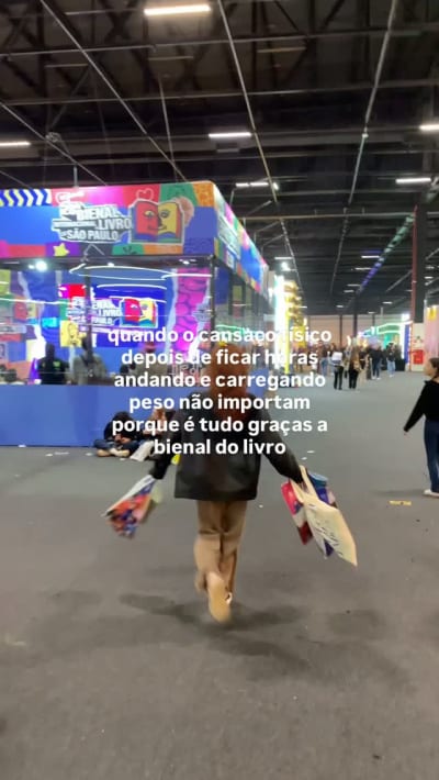 quando eu to esfarelado mas preciso gravar um conteúdo 🤩 #bienaldolivro #bookstagram #booktok #livros #leitura