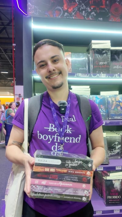 Onde já se viu não levar a namorada pra Bienal e não carregar os livros dela? Eu em! 😂💜