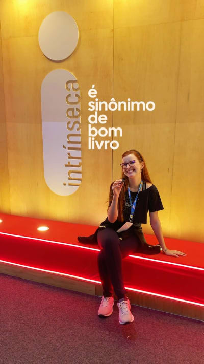 Vocês querem passear e comprar livros na Bienal mas tá difícil de olhar as prateleiras com calma? Pois não temam! Eu fiz um tour com a…