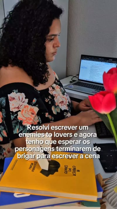 Então essa é a sensação de escrever um enemies to lovers? Não tenho 2min de paz na minha cabeça. #bookgrambr #livros #leitura…