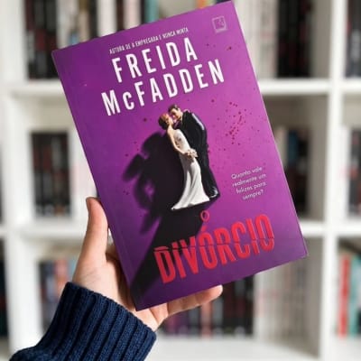 Gosto do estilo de escrita da autora...tenho muitos livros dela como favoritos...seus livros sempre tem os capítulos curtos, coisas loucas…