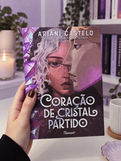 Bienal também é sobre dar oportunidade para o novo, ainda mais com autógrafo da escritora 💗 Um dos livros da comprinha de segunda✨ essa…