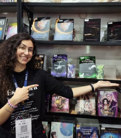 LIVRO UM ESGOTADO & compilado dos últimos dias da Bienal 🧡💜💚 muito obrigada à todos pelo carinho!! vcs são incríveis!! . . #bookgram…