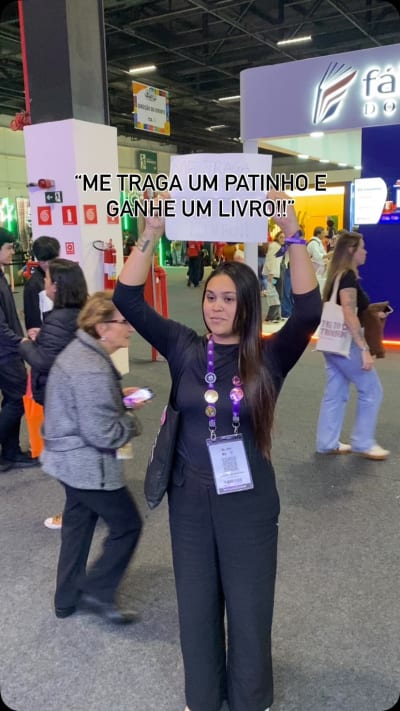 Trocando livro por qualquer coisa na bienal do livro de São Paulo!! #bookstagram #bienaldolivro #bienaldolivrosp #brindes #livros