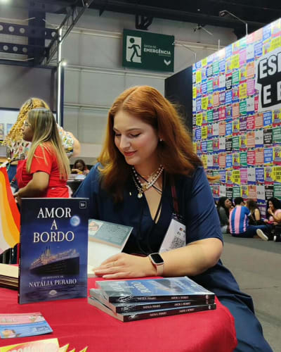 Confesso que "esgotamos" virou nossa palavra favorita nessa Bienal 🥹 Mas calma — já teve reposição de Amor a Bordo, e ainda tem livro…