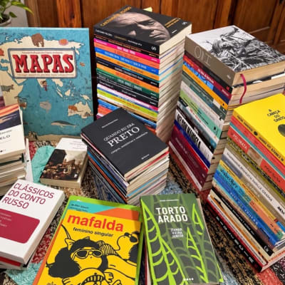 Quantos mundos cabem em uma pilha de livros? 📚 Talvez sejam centenas. Centenas de histórias, personagens, lugares, pensamentos e…