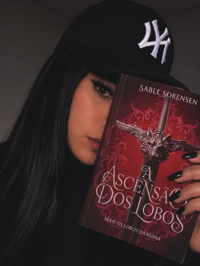 📖 A Ascensão dos Lobos — Sable Sorensen Gente, esse livro me deu uma RESSACA LITERÁRIA daquelas. 😭 E o pior: o segundo livro só está…