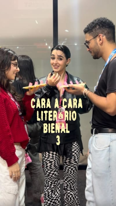 Mais tretas na bienal! @booksbycn @readingwbia @livrostinana @bookslipe quase saíram na porrada🤩 Lembrando, vcs tem desconto na…