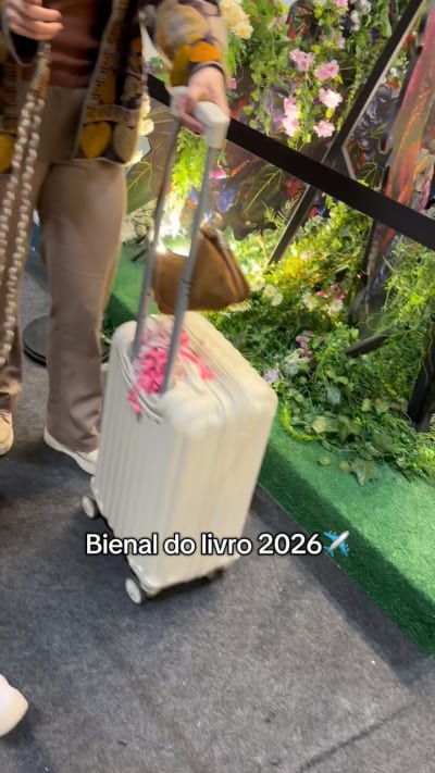 Bienal do livro ou aeroporto mais próximo de você?