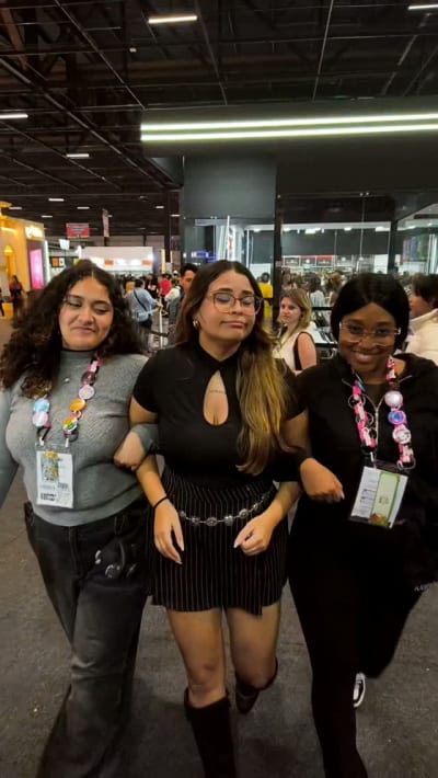 Quando o objetivo é atrair clientes no último dia de Bienal . . . . . . . #livros #bienaldolivro #bienal #bienaldolivrosp #livrolgbt