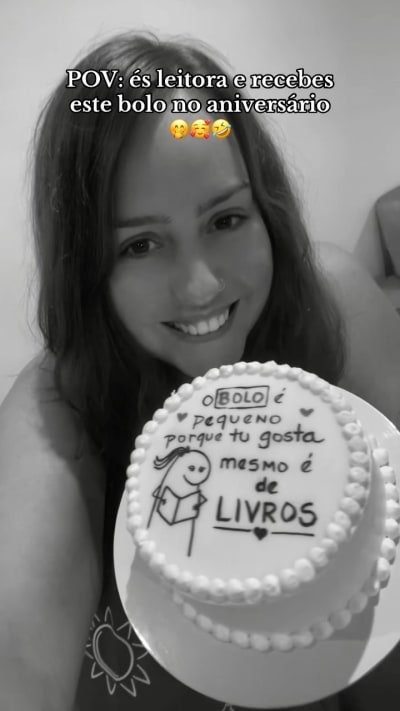 ✨ Happy birthday to me 🥳 com o melhor bolo de sempreee 🤭🥰😆 . . . . . . 🏷️ #bookstagram #livros #ler #bookstan #booklover