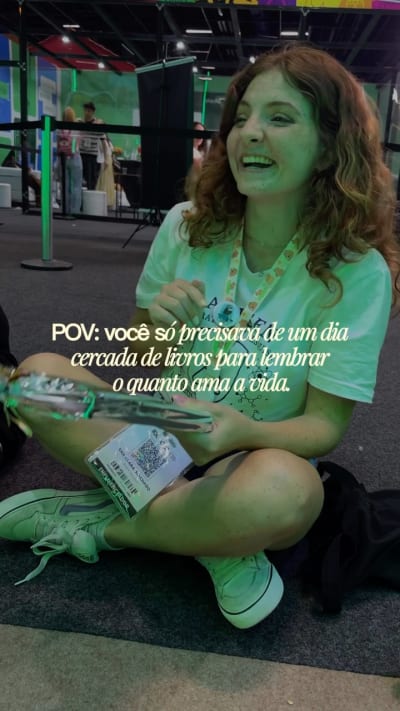 às vezes, tudo que a gente precisa é de um dia cercada de livros, histórias que aquecem o coração e a sensação de estar exatamente onde…
