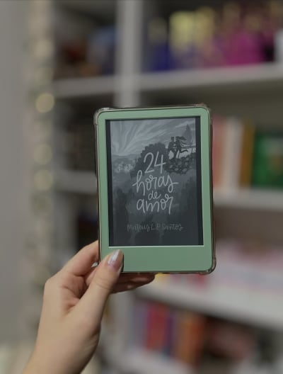 ✨ RESENHA: 𝟐𝟒 𝒉𝒐𝒓𝒂𝒔 𝒅𝒆 𝒂𝒎𝒐𝒓 @mateuslpsantos Páginas: 220 5⭐️+❤️ Sabe quando você quer ler algo levinho pra descontrair e 𝐬𝐞…