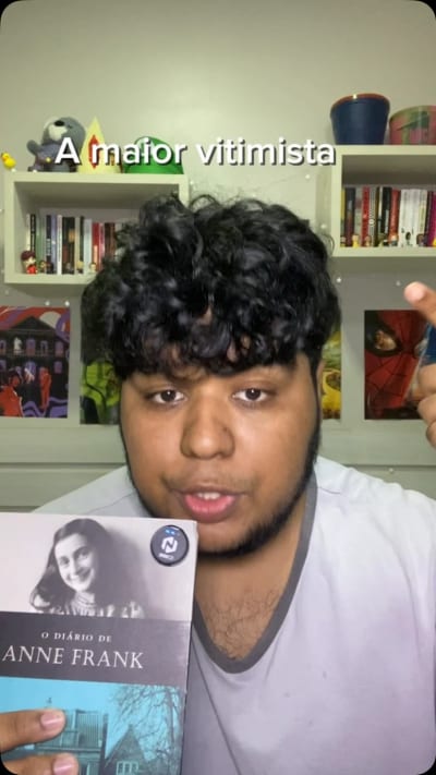 Sim gente, ela é vitimista tá? Nn quero ela aqui nn #bookgram #bienal #vitimismo #annefrank