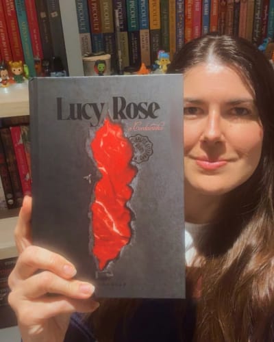 📖 A Cordeirinha ✒️ Lucy Rose 📚 Darkside 🖨 272 págs 🎬 Terror ⭐️⭐️⭐️⭐️⭐️ Margot vive com a mãe, Ruth, em uma casa isolada na zona rural…