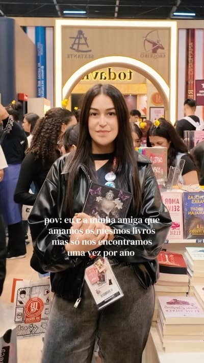 Queria ter a @bellafazzati comigo todos os dias 😭 Obrigada @editoraarqueiro por trazer o icone Nocticadia pro Brasil! #booktokbr…