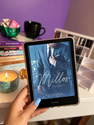 📖Dica de Livro! 📍 Millos# 4 - Os Karamanlis. ✨ Autora: @j_marquesi Gente, eu normalmente tenho palavras ATÉ DEMAIS 😅 mas Mari e Millos…
