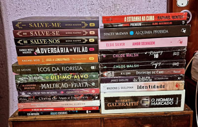 Bom diaaaa!!!! E isso foi tudo o que comprei e ganhei na bienal do livro. Nao encontrei nenhum pessoal dando brinde, fazendo dinâmica…