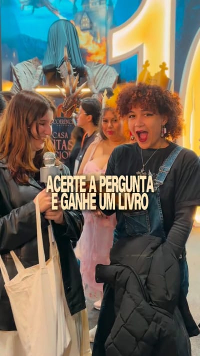 Minha primeira vez entregando livros na bienal 🥺🥰 gente, eu ameiiiiii!!!