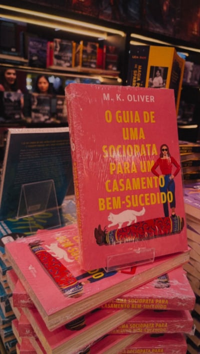 Na parte de que a mulher tá arrumando a festa do filho mais ao mesmo tempo escondendo um corpo já me convenceu a ler 😌…