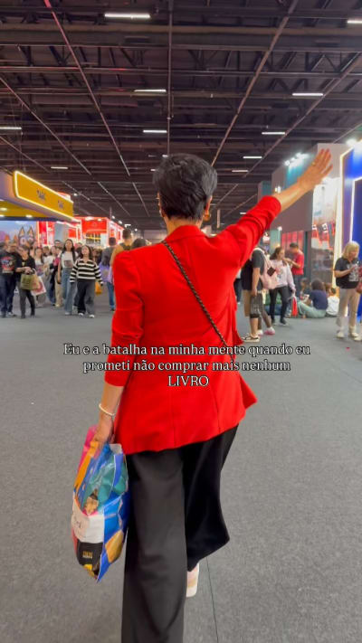 Quem mais? 😣 E quais as desculpas que você contou para você mesma nos últimos dias e, o mais importante: quais livros você comprou? 😍…