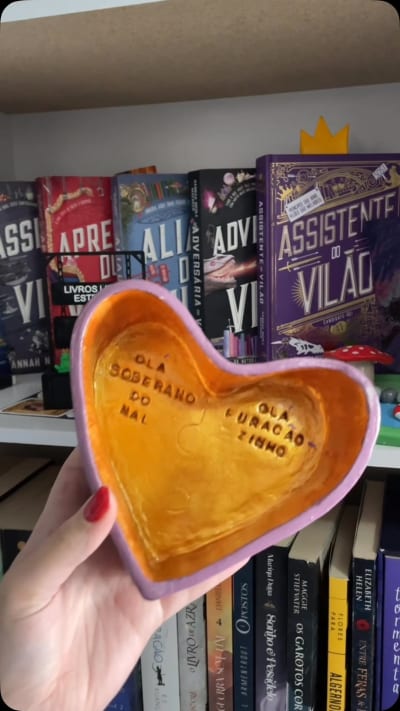 Relevem o formato estranho do coração 🕊️😔 . . . . . #assistentedovilão #ceramicafria #booklover #bookstagram #leitoresdoinstagram