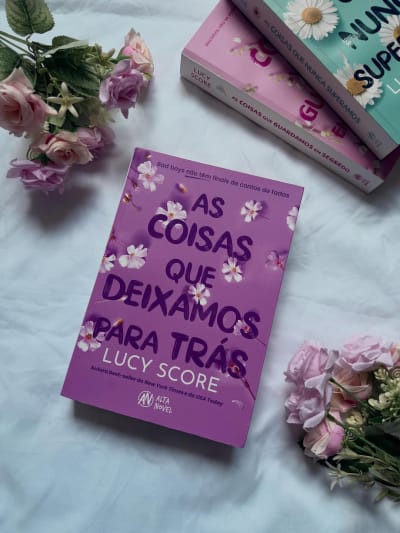 As coisas que deixamos para trás 💗 🤍 Último livro da trilogia e, sem dúvidas, o casal que eu mais estava ansiosa para conhecer a…