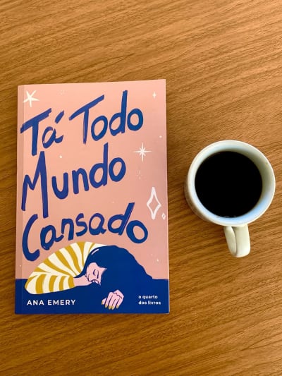 💛✨Tá todo mundo cansado, exausto, mas a gente não pode falar sobre isso, tá? Vamos fingir que não estamos todos sentindo um cansaço…