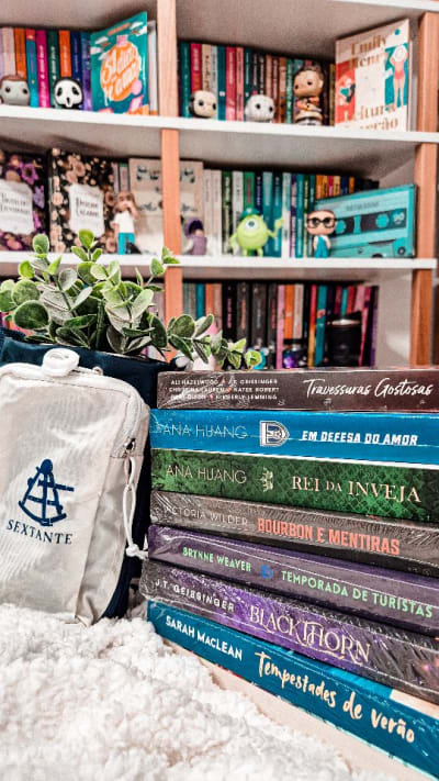 ✨️ SALDO DA BIENAL - PARTE 1 ✨️ Alguns livros comprei na editora Arqueiro e outros comprei na Amazon dentro do estande da Arqueiro, acho…