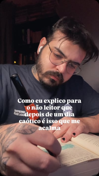 Como eu explico para o não leitor que depois de um dia caótico é isso que me acalma #livros #books #leitura