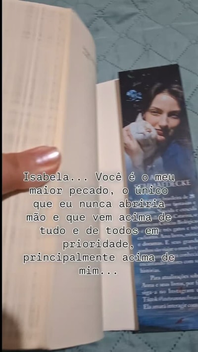 E quando o livro que você leu e concerteza favoritos tem essa música como tema do casal?? Eu surtei ta para quem não sabe sempre fui…