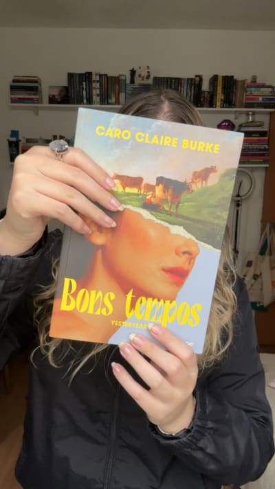 Eu não posso comprar mais nenhum livro esse ano 😭 mas vem abrir o último comigo! #unboxing #livro #yesteryear #bonstempos #compras