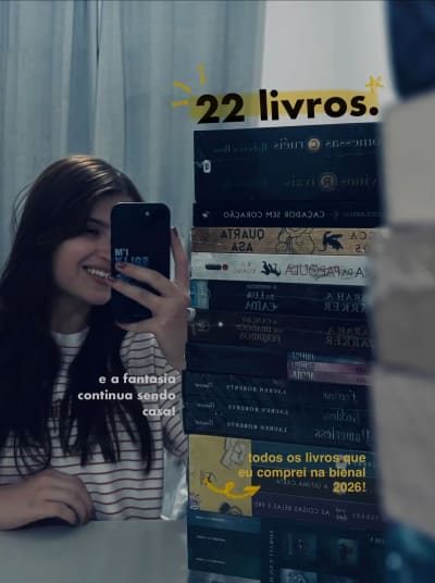 22 livros. mas, olhando para essa pilha, eu não vejo apenas compras da bienal. vejo anos sendo construída como leitora. essa foi a…