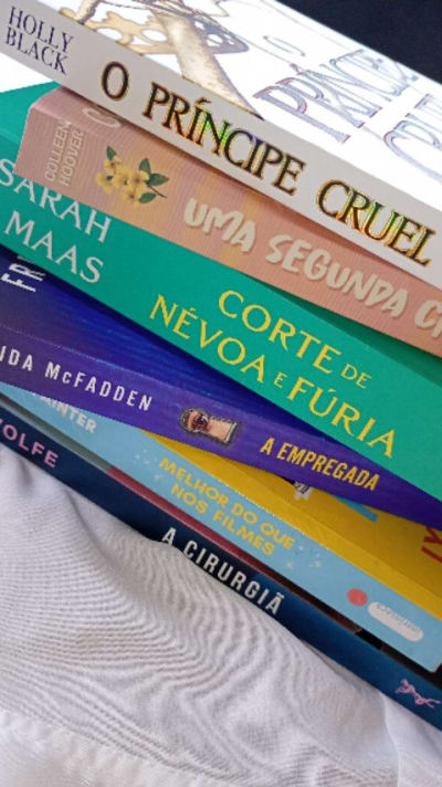 Surtando aos poucos🤣🩷 Mais alguém é assim? #romantasia #suspensethriller #romancebooks #bookstagram