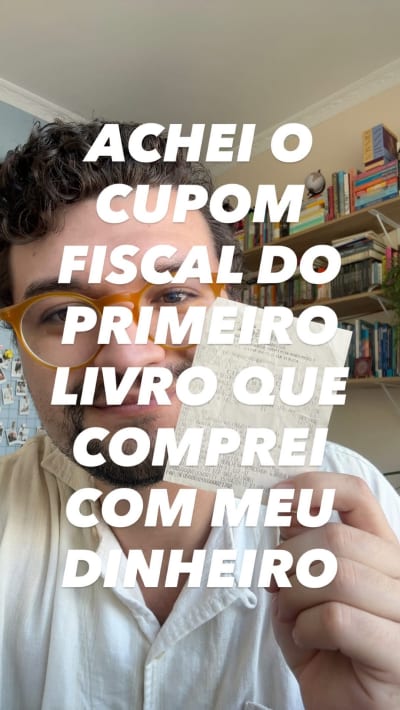 Esse é o cupom do primeiro livro que eu comprei com o meu próprio dinheiro. E ele ficou treze anos guardado dentro de O Senhor dos Anéis…