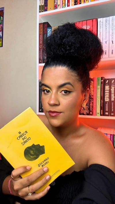 tô encantada pelo livro “a cabeça do santo”, de @socorroacioli 💛 lembrei do meu avô, dos meus alunos da EJA e, principalmente, da minha fé.