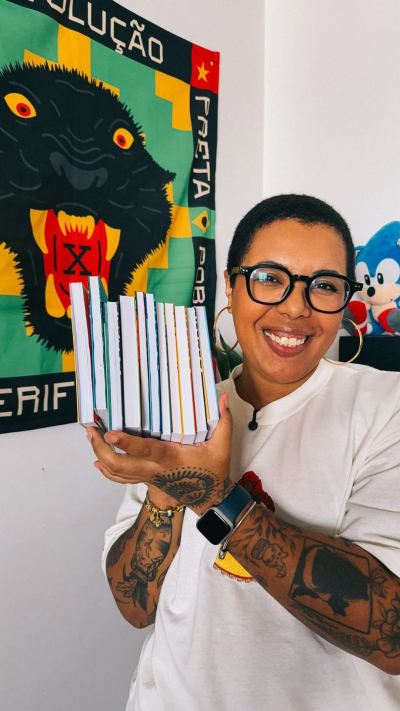 Foi aqui que pediram dicas de leituras de axé? 👀🌿🤎 A camiseta lindona é do @arole.ketu 💅🏾 #axe #literatura #leitura #candomblé