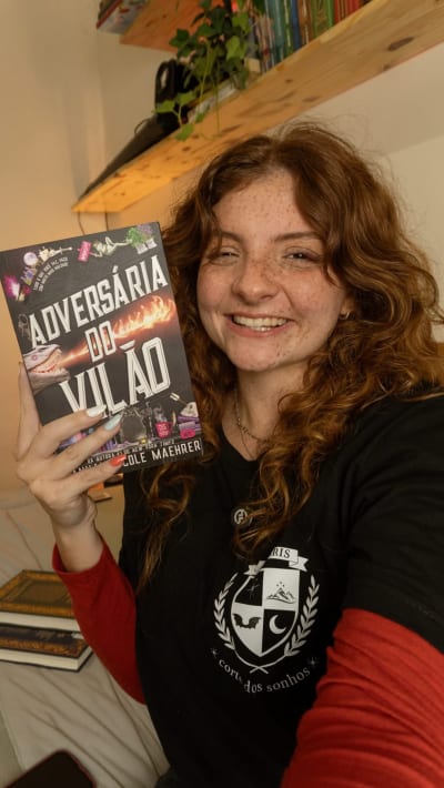 Se você ainda não entrou para o expediente mais caótico da literatura, esse é o seu sinal. 👀 Assistente do Vilão tem fantasia, romance…
