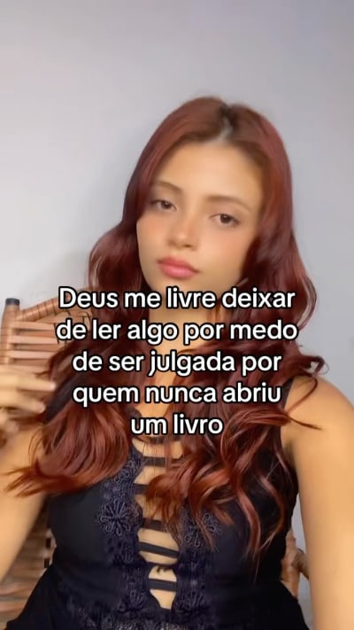 Ou por quem só lê autoajuda e acha que precisa criticar quem lê romance. Se estivesse tão satisfeito com a própria leitura, não estaria…