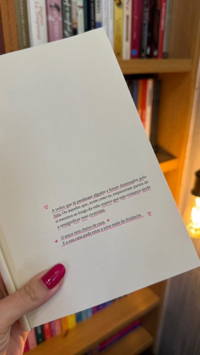 Livros que todo mundo deveria ler segundo as nossas autoras favoritas 💕 Como autora, uma coisa que eu amo é conversar com outras autoras…