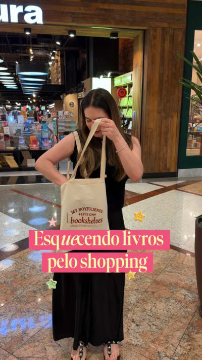 Deixei 3 livros espalhados pelo shopping, cada um com um bilhetinho, pra ver quem encontrava primeiro. 📚🤍 Agora eles seguem caminho pra…