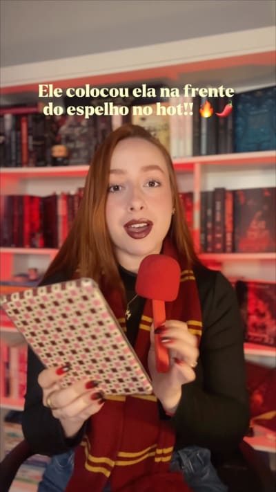 Lendo esse livro e sorrindo que nem boba 🥹😍 •comenta “ESPELHO” que envio o nome do livro• #romancehot #comediaromantica #bookhot #livros