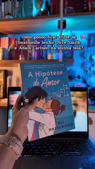 Finalmente temos Adam Carlsen e Olive Smith nas nossas telas! ✨💕 A adaptação de “A Hipótese do Amor” estreiou hoje no @primevideo ! Quem…