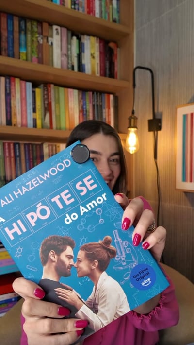 Então o filme de “A hipótese do amor” não é igualzinho ao livro???? Listei três coisas sobre o filme pra vocês: duas que eu amei e uma que…