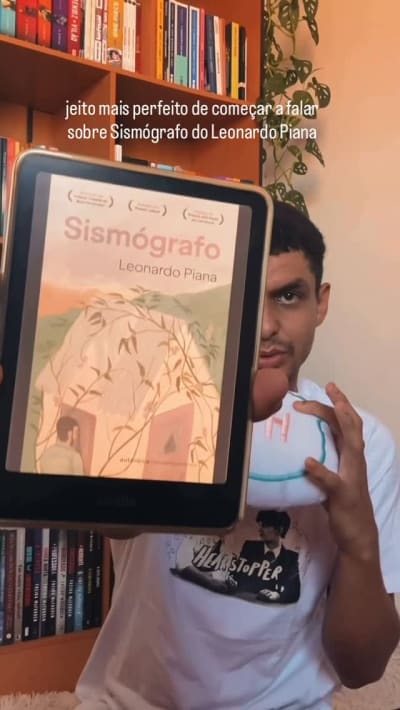 Um livro que se tornou um dos meus favoritos não so de 2026 mas da vida!!! SISMÓGRAFO do @leonardopiana_ #bookstan #livros…