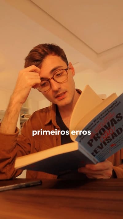 pubIicidade | um mistério escondido nas palavras 🔍🕵️‍♂️ “Provas não revisadas” é um livro quebra-cabeça diferente — o mistério ao redor…