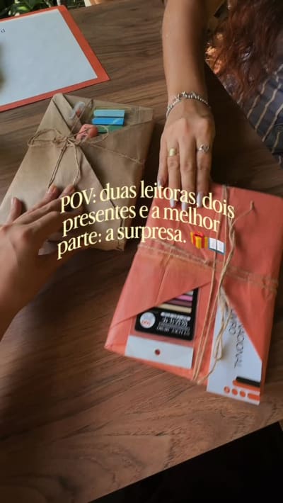 Nossa troca literária teve um gostinho ainda mais especial. 📚🤎 Ela é minha sobrinha, e poder dividir com ela também esse amor pelos…