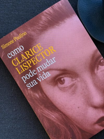 “Ao longo de uma vida inteira de leituras percebi que, entre as maiores virtudes da literatura, está que ela é capaz de nos distrair de…