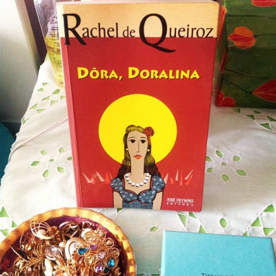 Fui na estante procurar um bom romance para postar aqui e olha o que encontrei: esta pérola de Rachel de Queiroz. O amor de Dôra pelo…